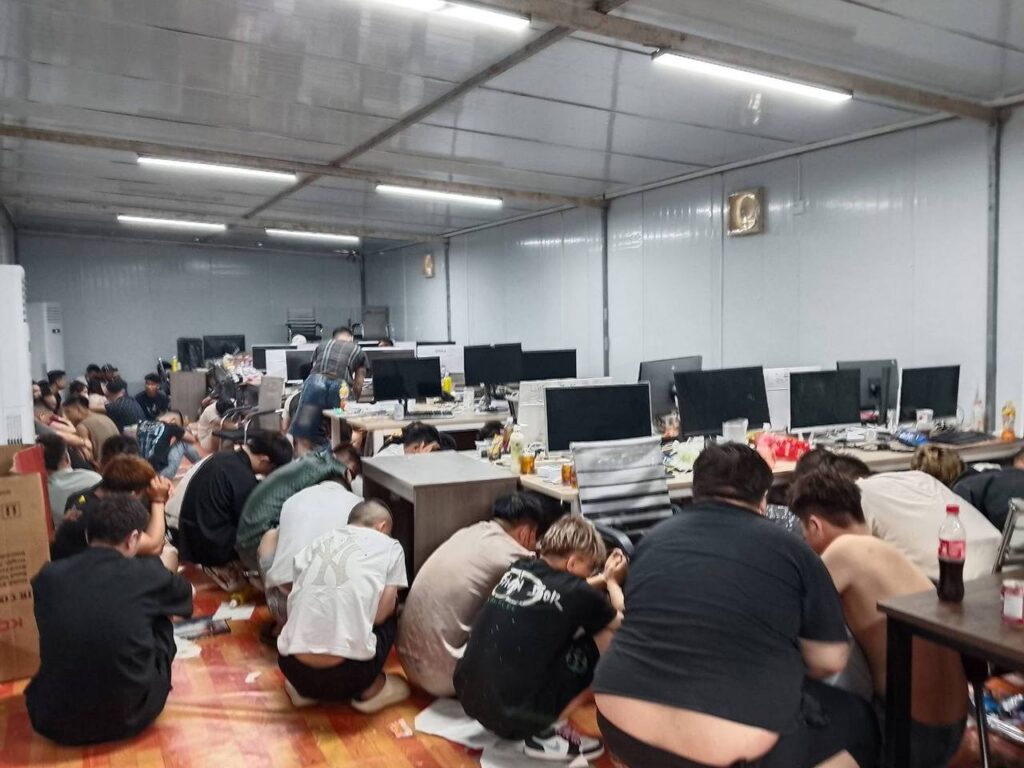 老挝万象公安总局警方在万象市塔銮努亚村抓获88名诈骗团伙成员-网投平台-博彩论坛-博彩平台